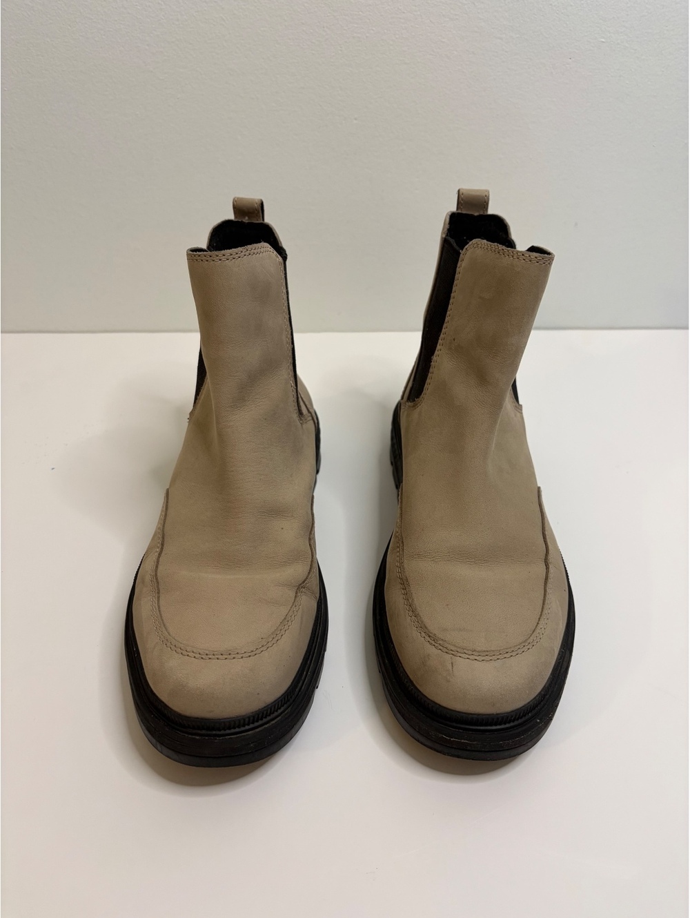 Timberland Beige Leather Chelsea Boots with Black Elastic Panels and Chunky Sols